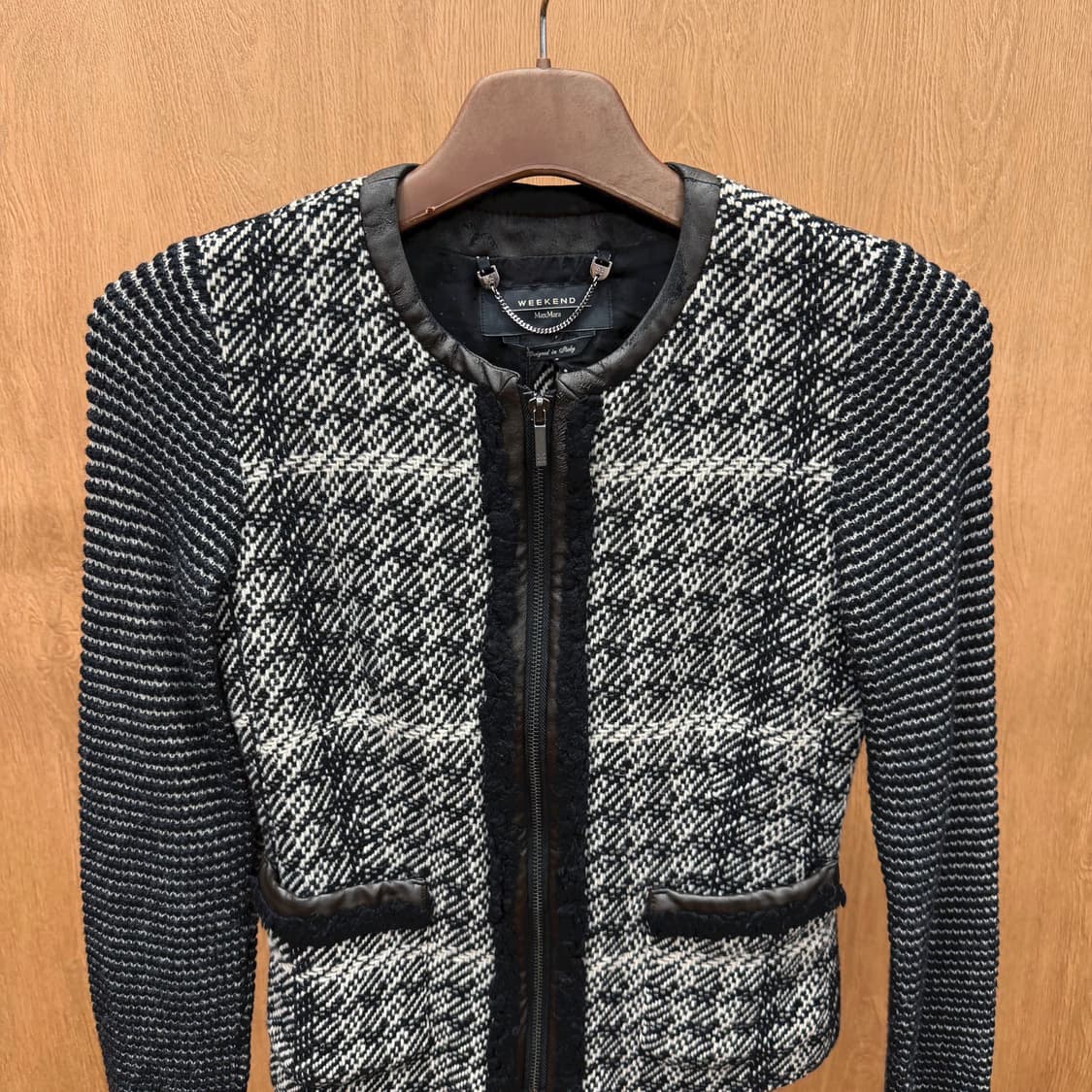 막스마라 위켄드 트위드 자켓 레더 트리밍 슬리브 배색 디테일 슬림핏 블랙 상품이미지4