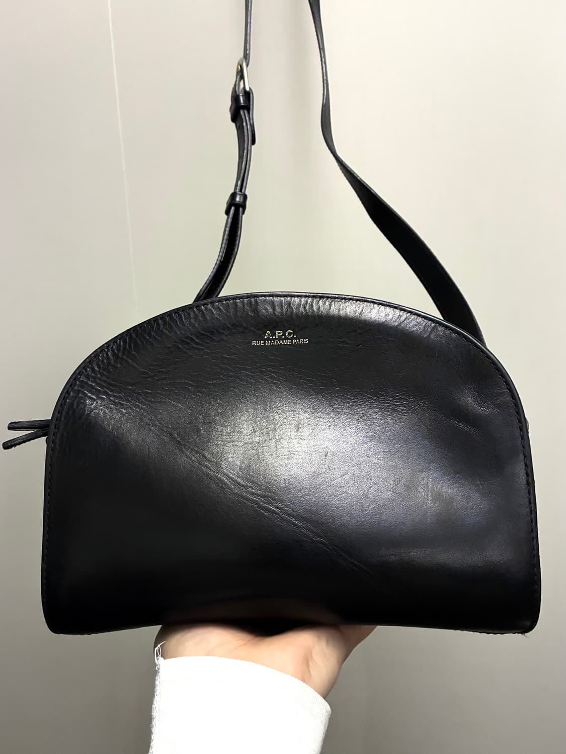 APC 아페쎄 하프문 레더 가죽 크로스백 가방 블랙 상품이미지2