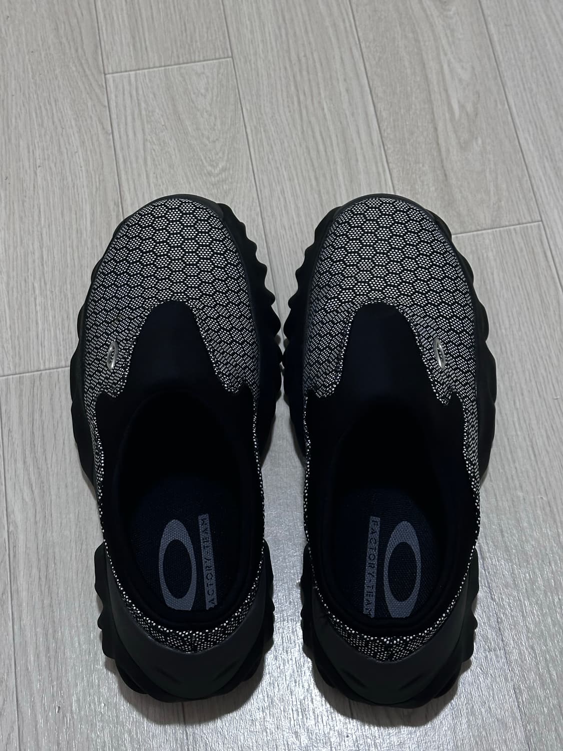 [280] 오클리 팩토리팀 찹쏘우 뮬 허니콤 블랙 상품이미지2