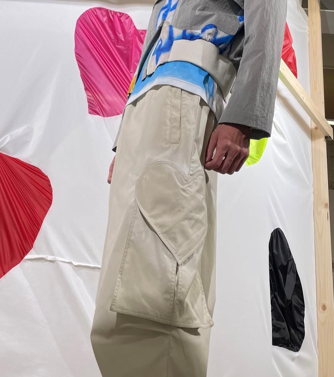 더뮤지엄비지터 하트 스프레이 카고 팬츠 아이보리 상품이미지1