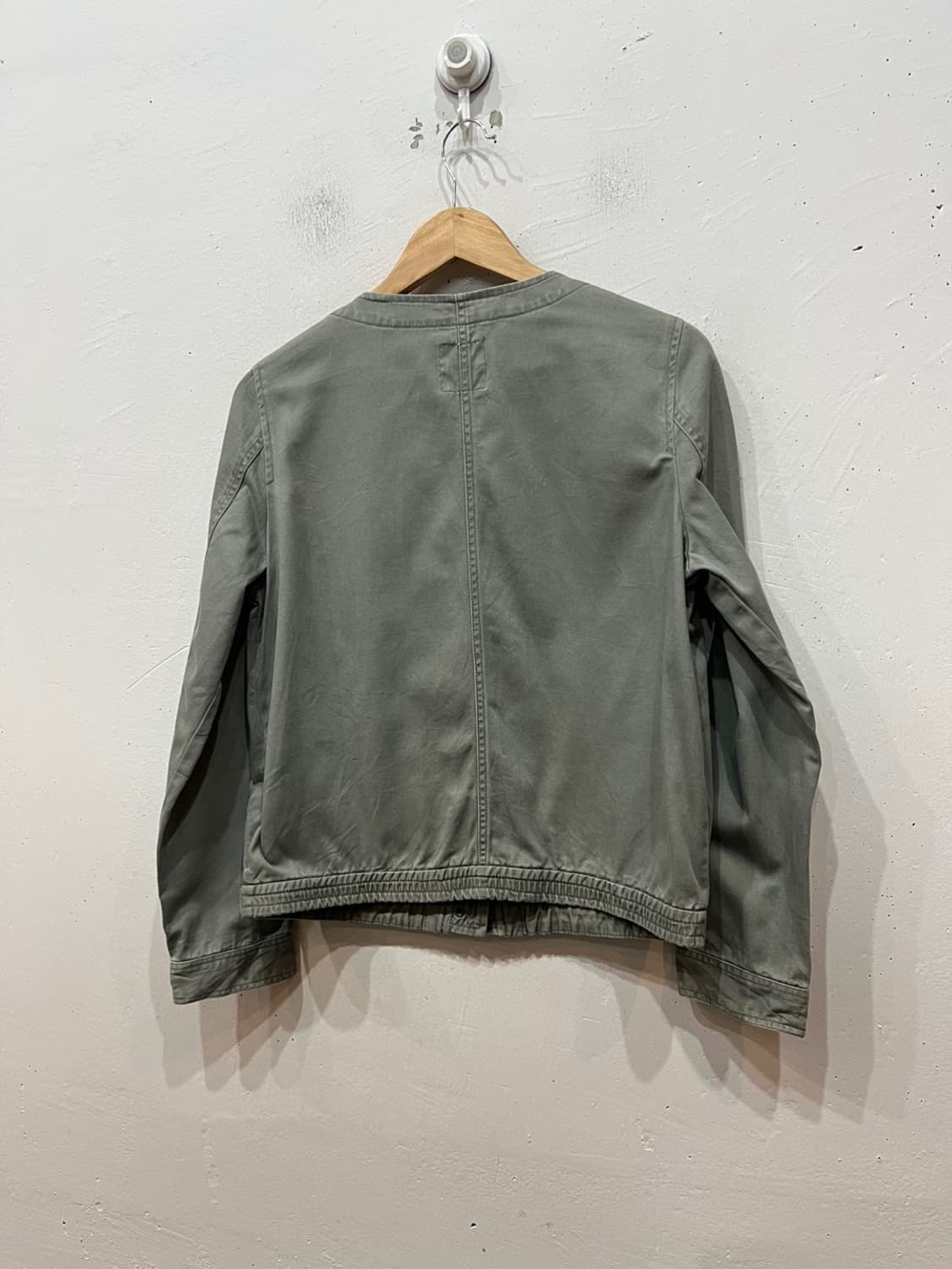 어스뮤직 JPN 카키 밀리터리 자켓 상품이미지3