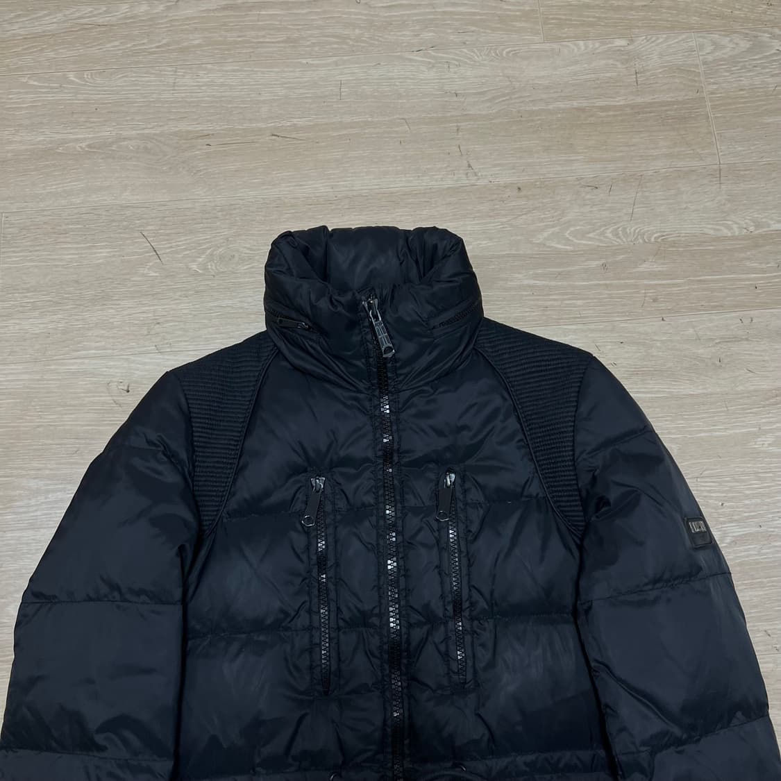 디젤 여성 소가죽 배색 와펜 하이넥 롱패딩 점퍼 [블랙] L/100 상품이미지2