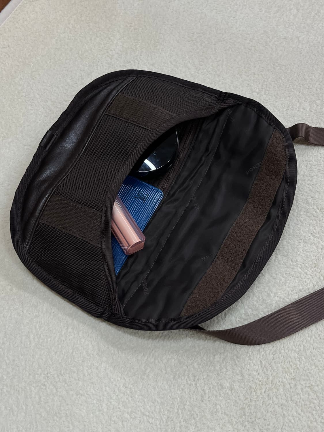 포터 가죽 크로스백 다크브라운 상품이미지7