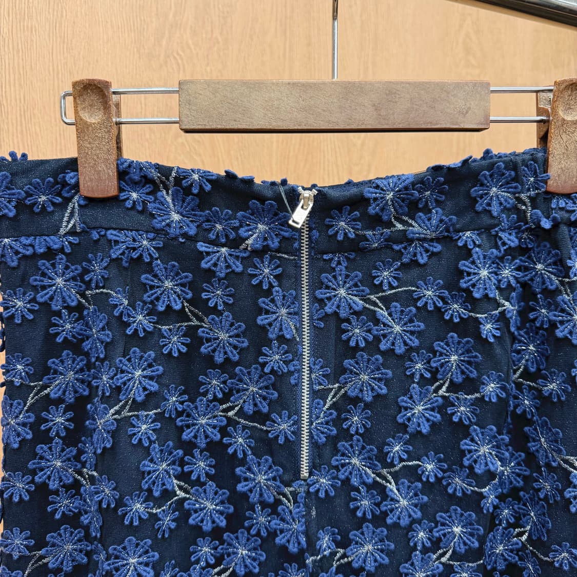 안나수이 미디 스커트 플라워 자수 레이스 레이어드 디테일 슬림핏 블루 상품이미지6