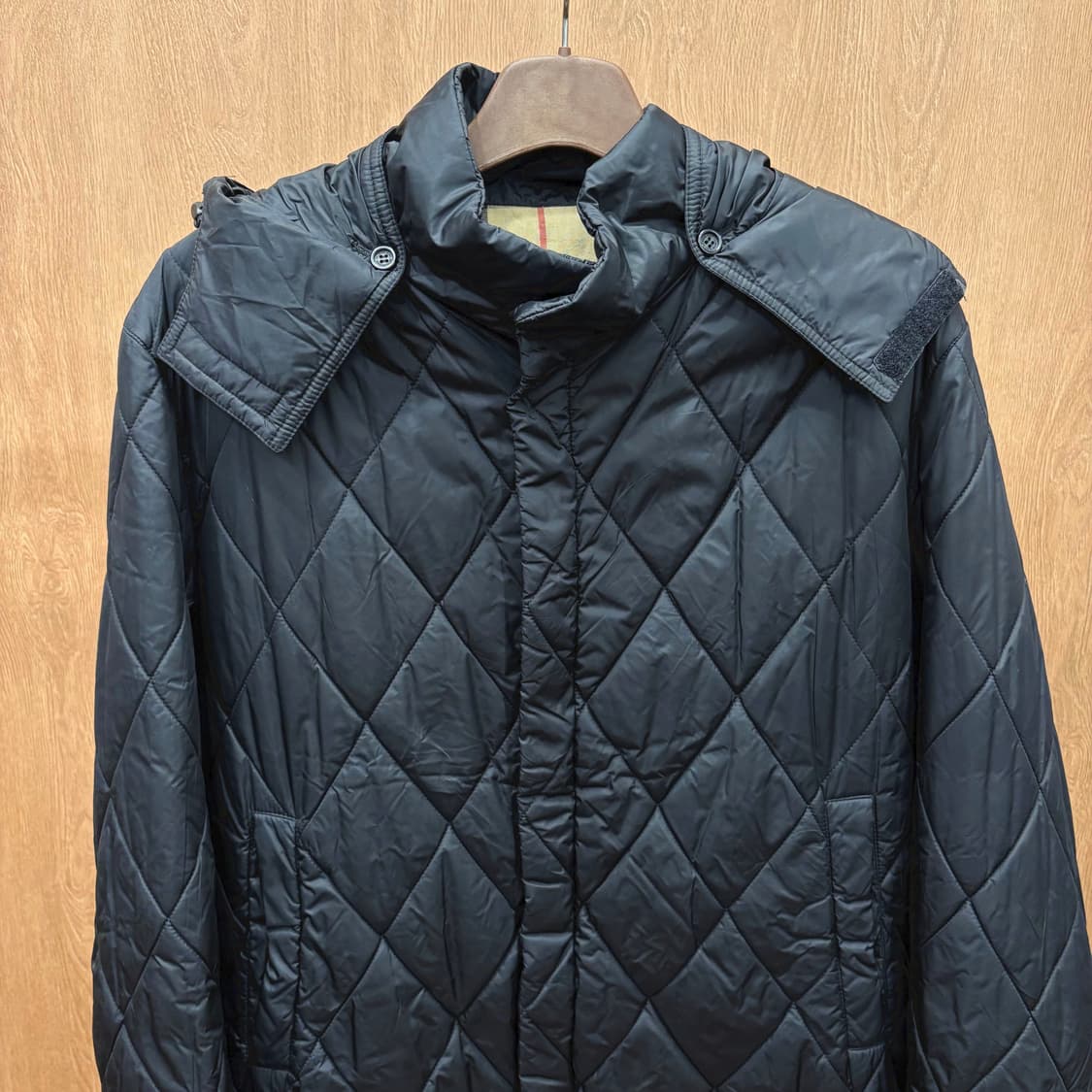 버버리 런던 퀄팅 후드 자켓 클래식 체크 안감 레터링 자수 디테일 블랙 상품이미지4