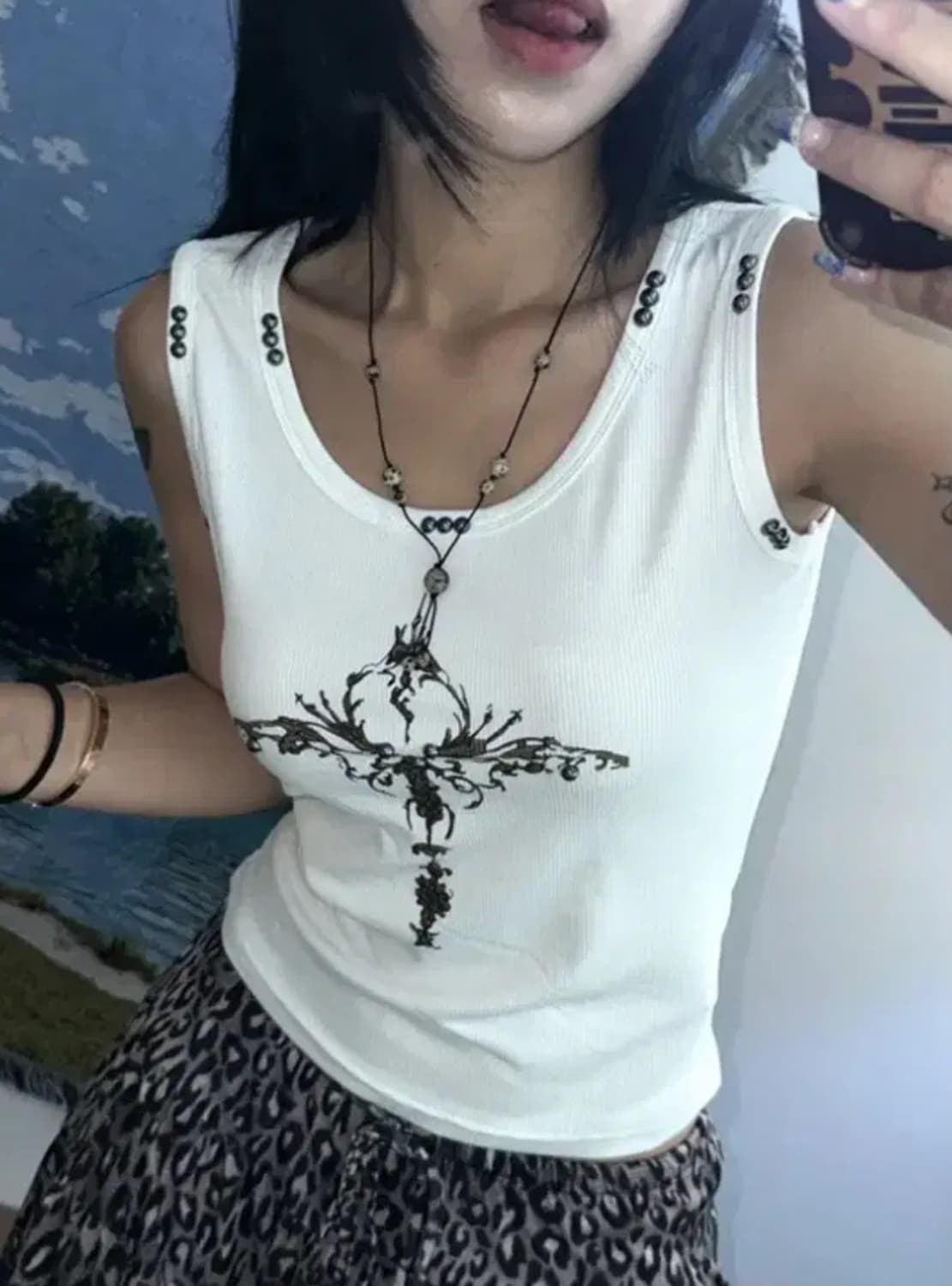 화이트 크롭 민소매 티셔츠 십자가 프린팅 상품이미지1