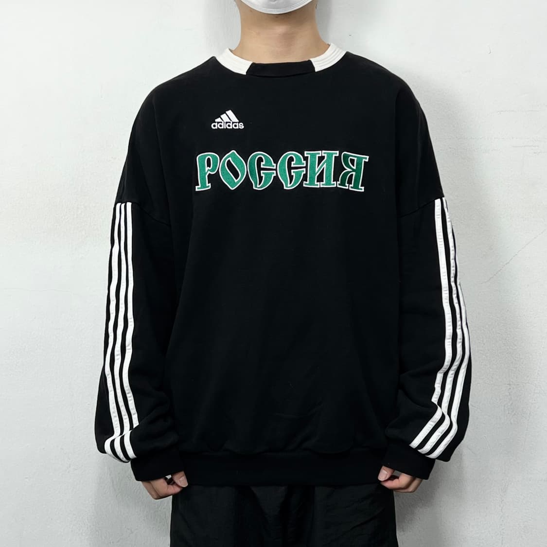 아디다스 x 고샤 루브친스키 오버사이즈 풋볼 맨투맨 상품이미지1