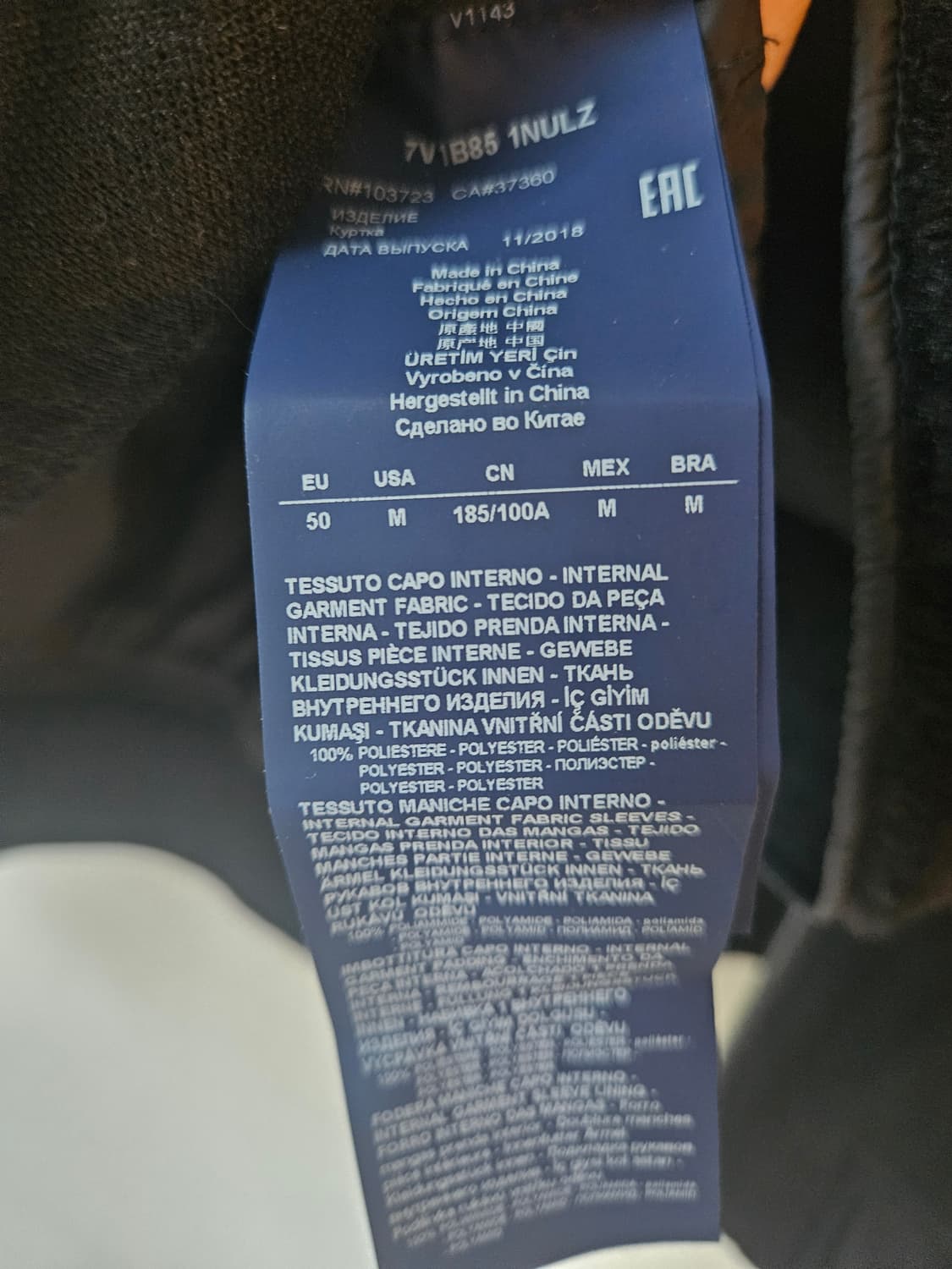 엠포리오 아르마니 블랙 가죽 배색 자켓입니다
- 사이즈는 M 입니다
-  상품이미지6