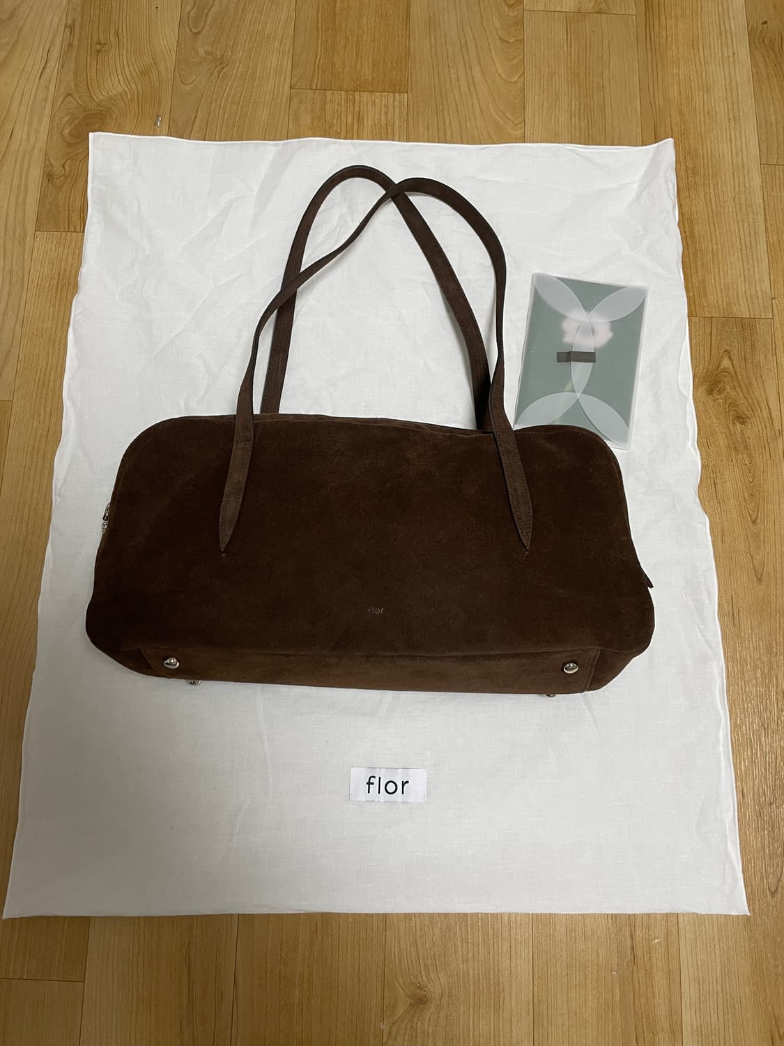 플로르 윌로 플루트 백 스웨이드 브라운 상품이미지7