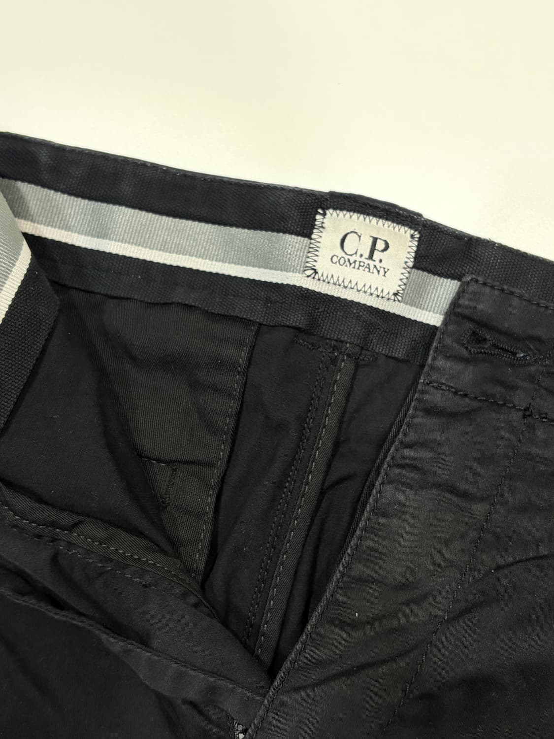 [정품] C.P. 컴퍼니 스트레치 사틴 카고 쇼츠 블랙  상품이미지5