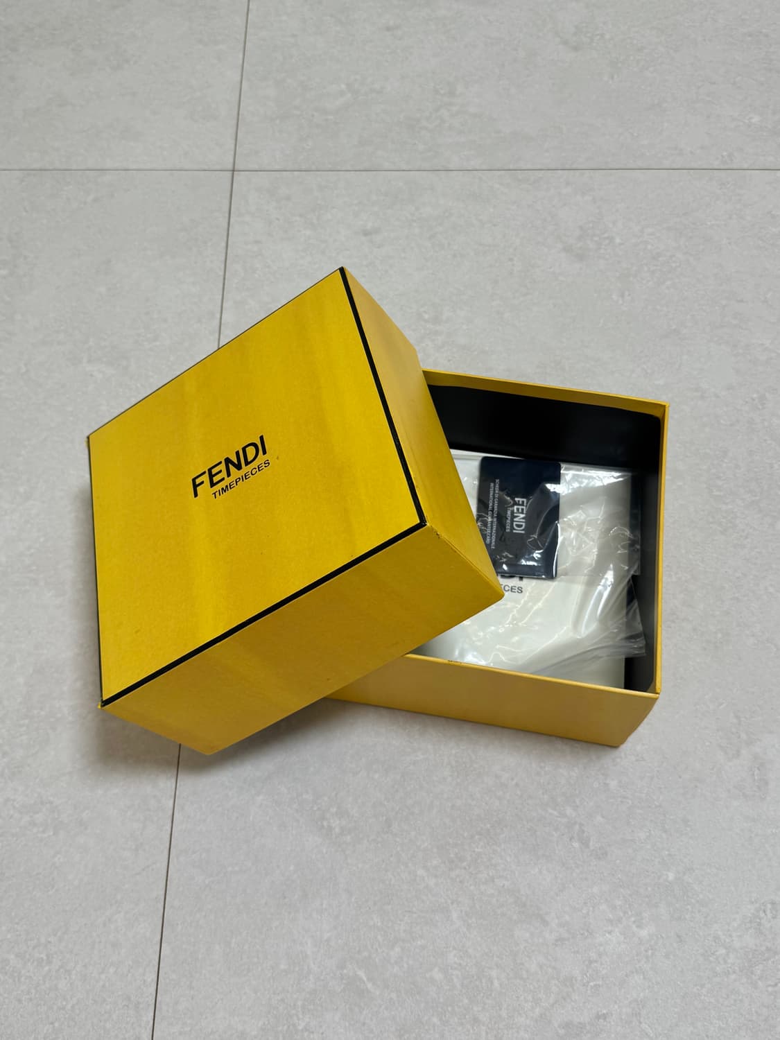 펜디 정품 뉴콰드로 여성 손목 시계 실버 은장 블랙 가죽 상품이미지2