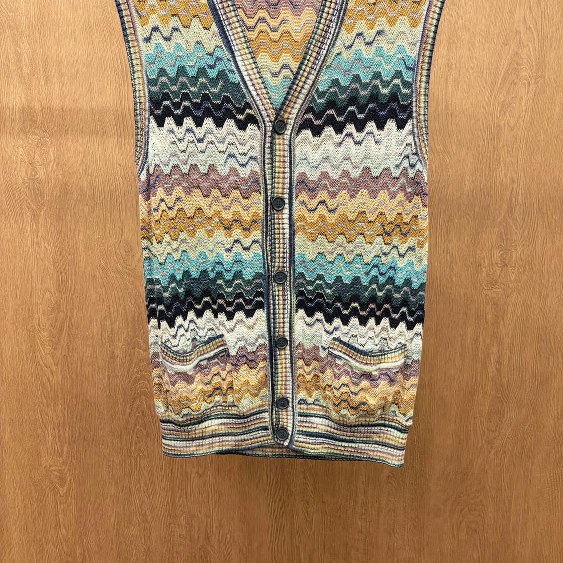 미쏘니 스포츠 민소매 조끼 무지개 물결 무늬 디테일 레귤러핏 레인보우 상품이미지5