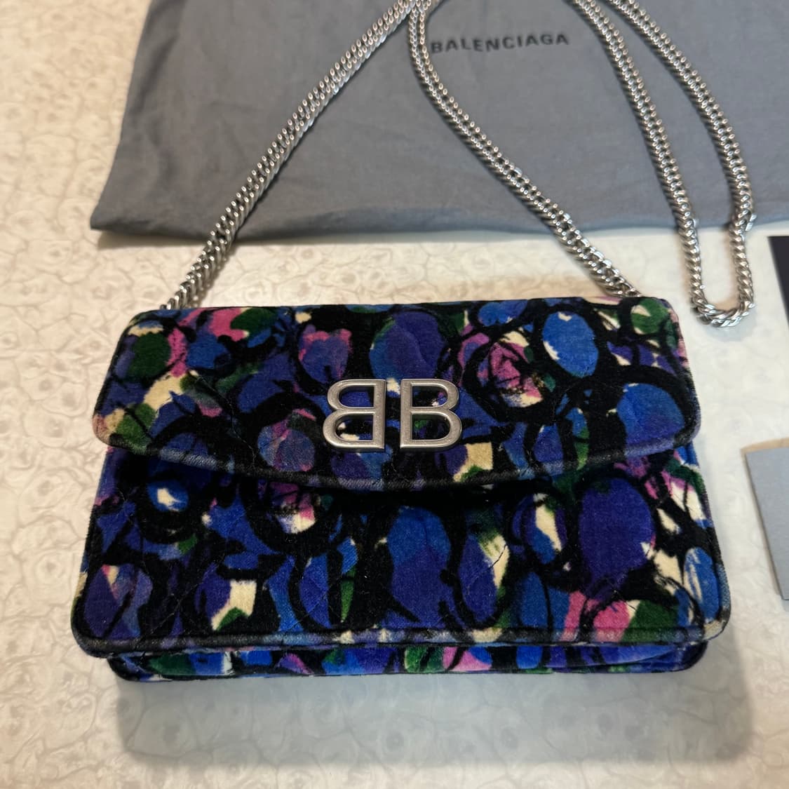 발렌시아가 BB 로고 벨벳 체인 크로스백 상품이미지3