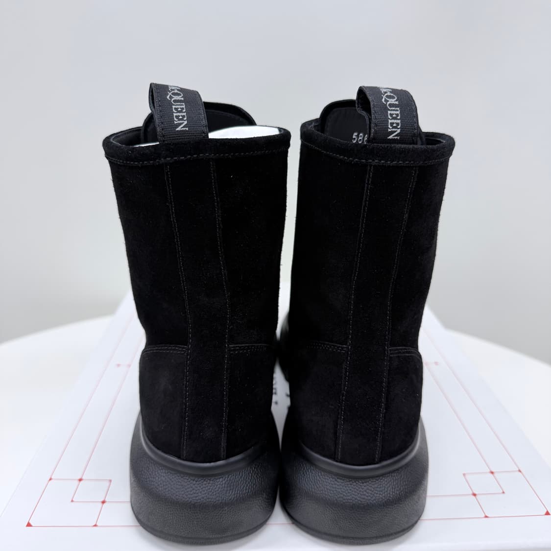 [미사용/250] 알렉산더 맥퀸 스웨이드 부츠 블랙 상품이미지7