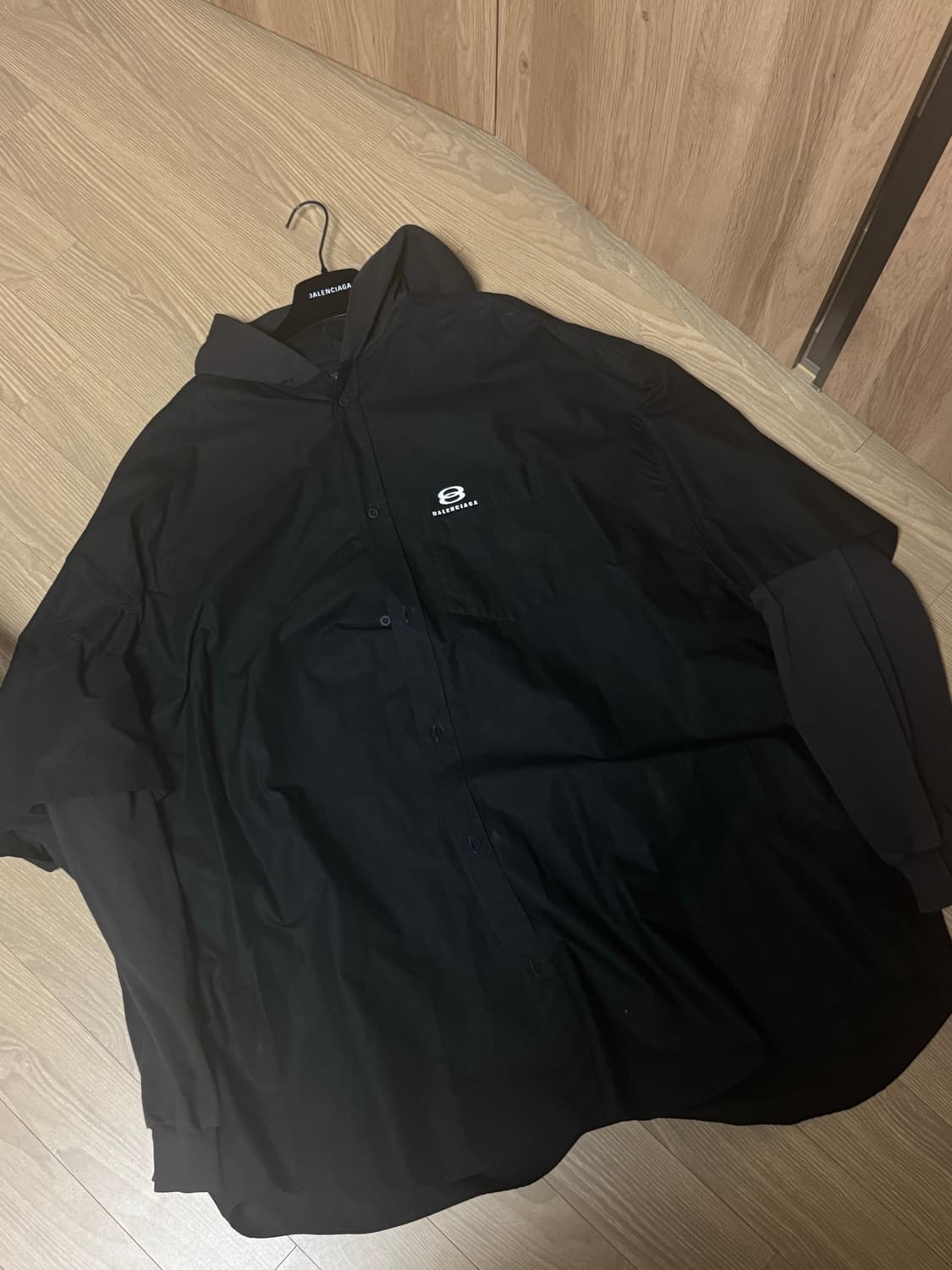 발렌시아가 후드셔츠 유니티 스포츠 아이콘 패치드 셔츠 라지 핏 블랙 상품이미지4