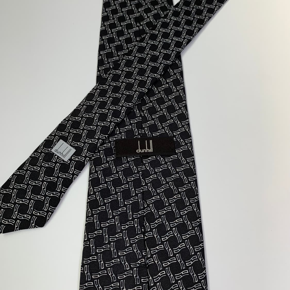 던힐(dunhill) 기하학적 패턴 블랙넥타이 명품 A등급 상품이미지5
