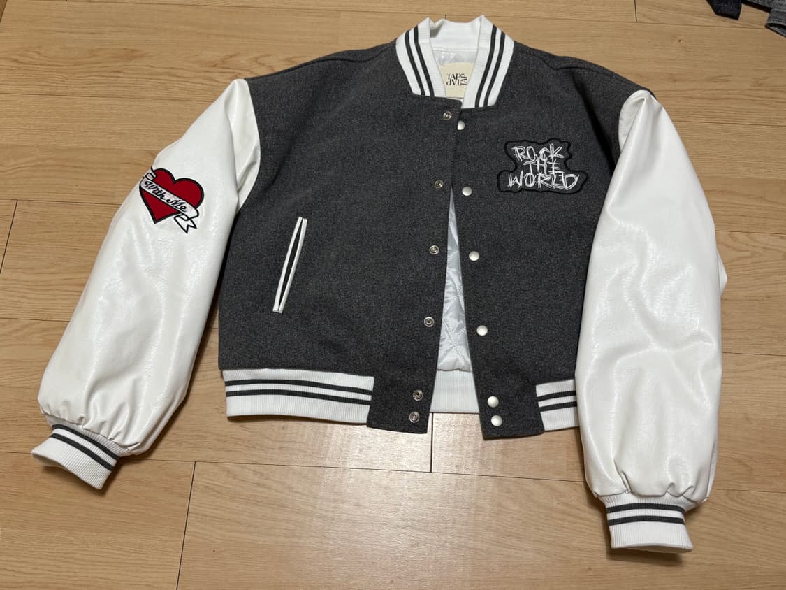 투플랜 라킹 자수 크롭 스타디움 자켓 (그레이) 상품이미지1