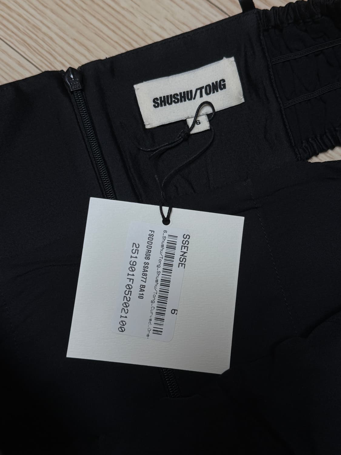 실사 Shushutong 슈슈통 블랙 커브드 원 숄더 미니 드레스 6uk 상품이미지5