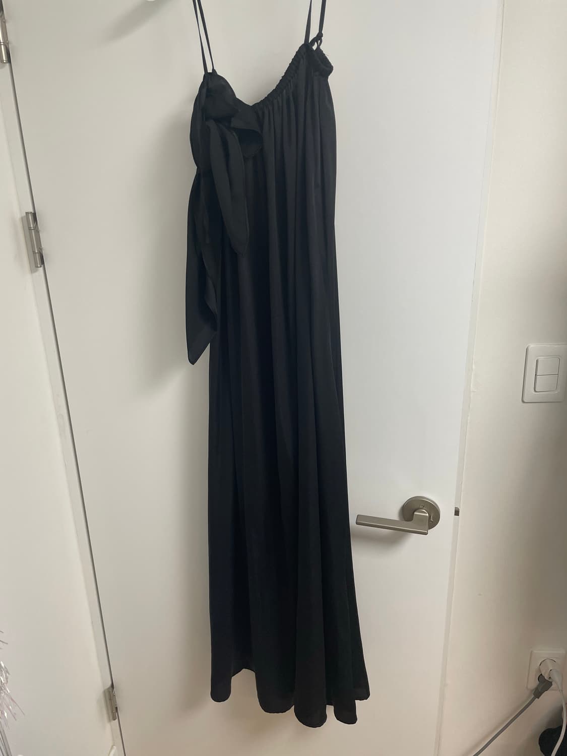 오브헤덴 Satin maxi dress with scarf (black) 상품이미지3