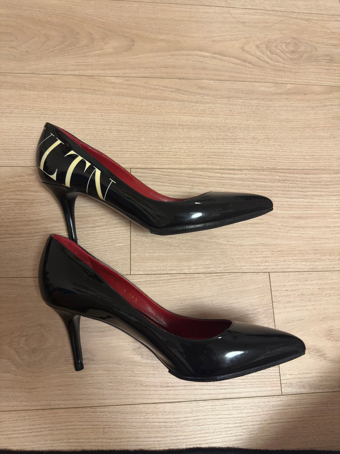 Valentino 레터링 블랙 에나멜 펌프스 힐 (235) 상품이미지4