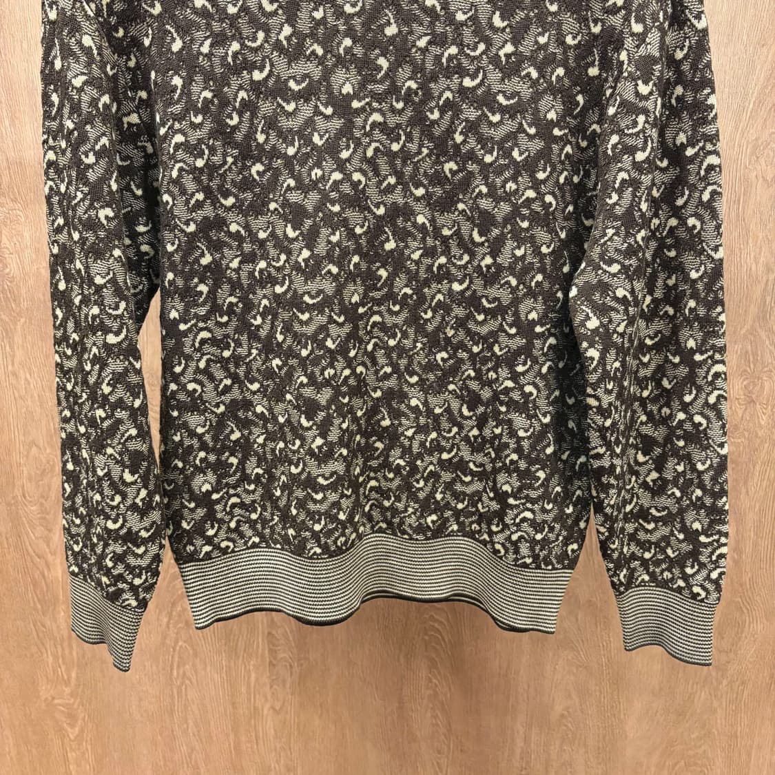 알마니아 울 혼방 긴팔 니트 자카드 패턴 리브 디테일 베이지 브라운 상품이미지5