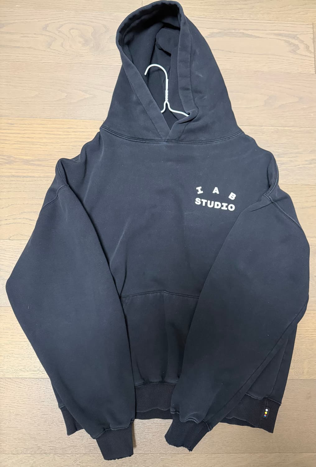 아이앱 스튜디오 후드티 블랙 데미지드 상품이미지1