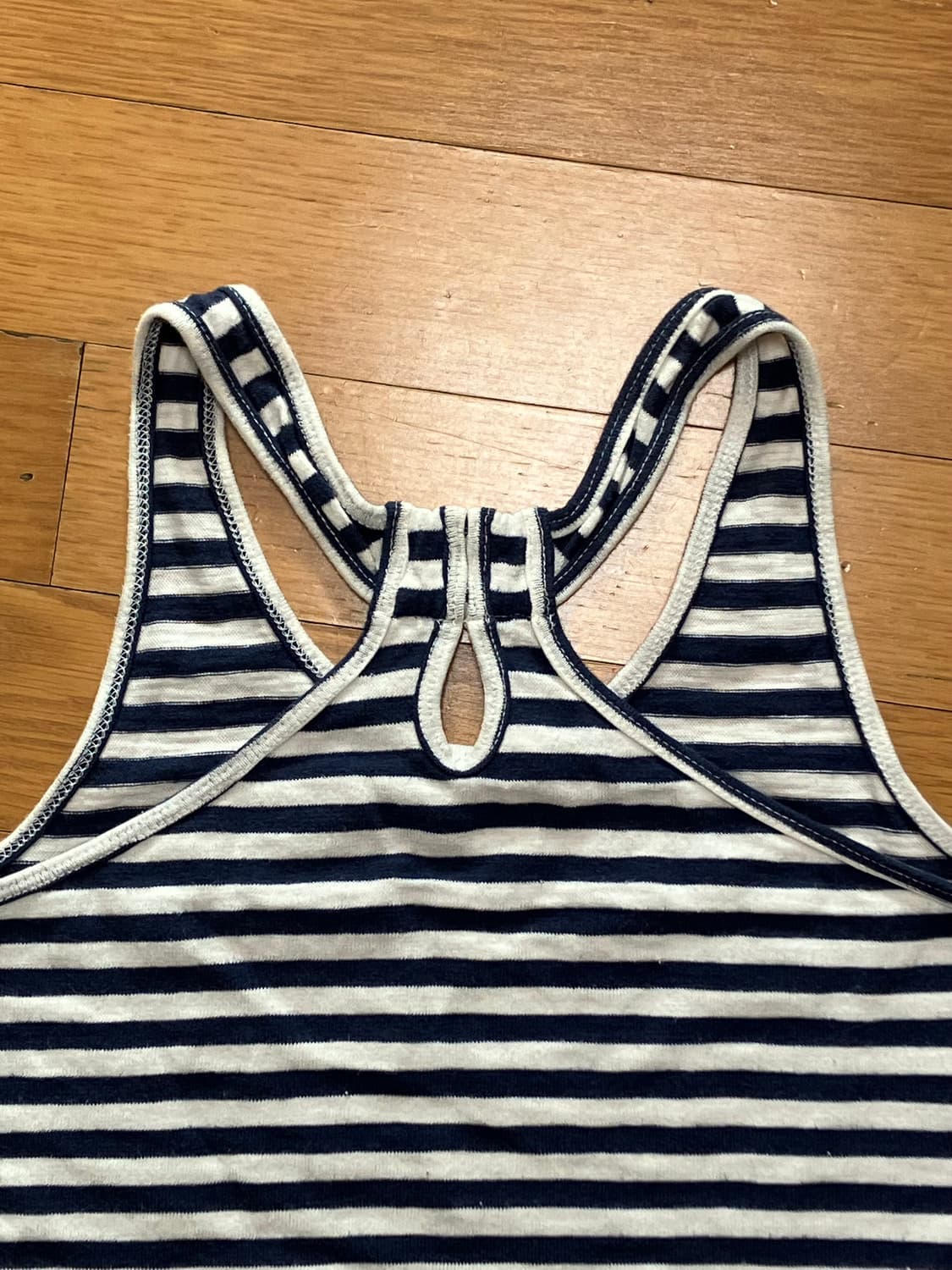 스트라이프 백 디테일 홀터넥 나시 상품이미지1