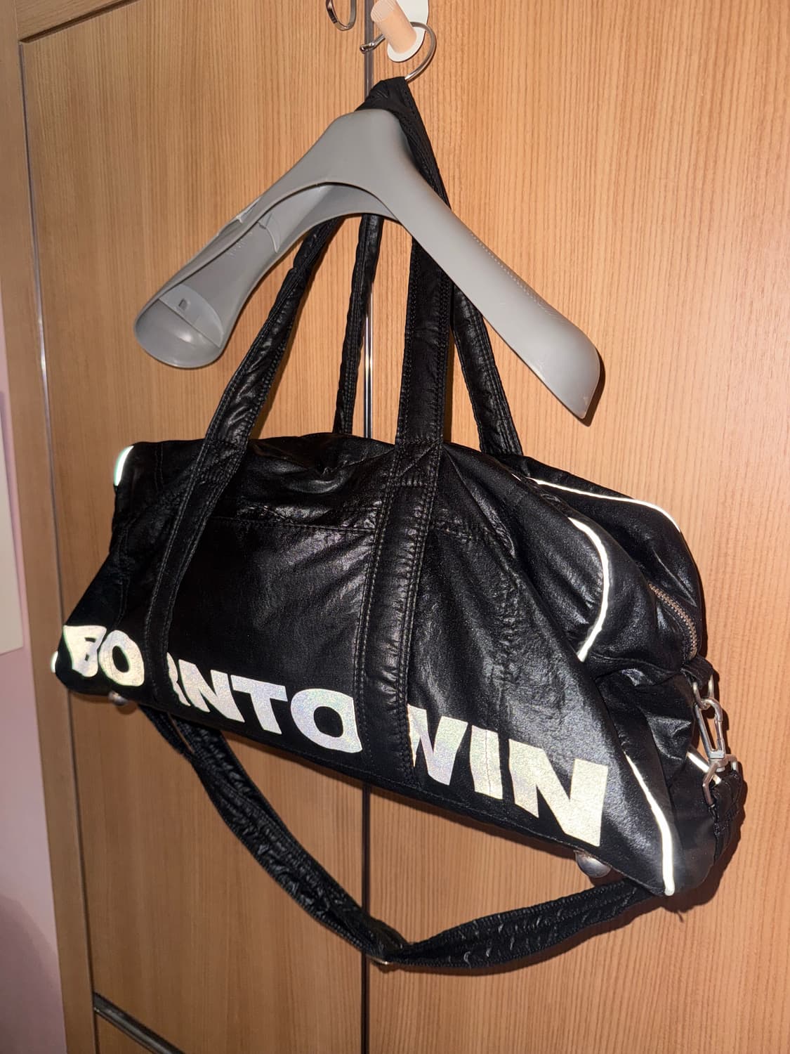 본투윈 빅 크롬 메탈릭 더플백 가방 블랙 상품이미지3