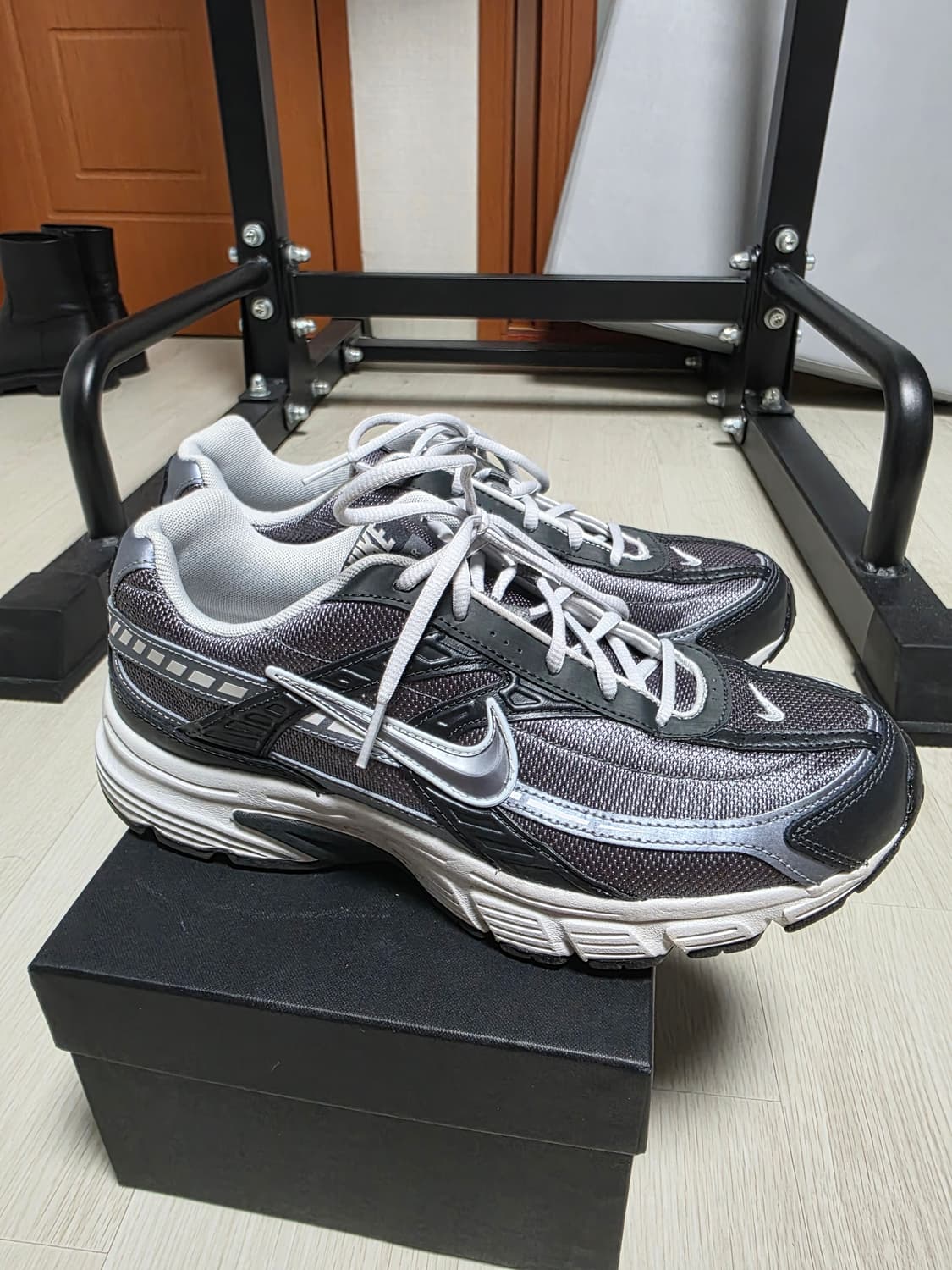 나이키 이니시에이터 스모크 그레이 280 상품이미지2