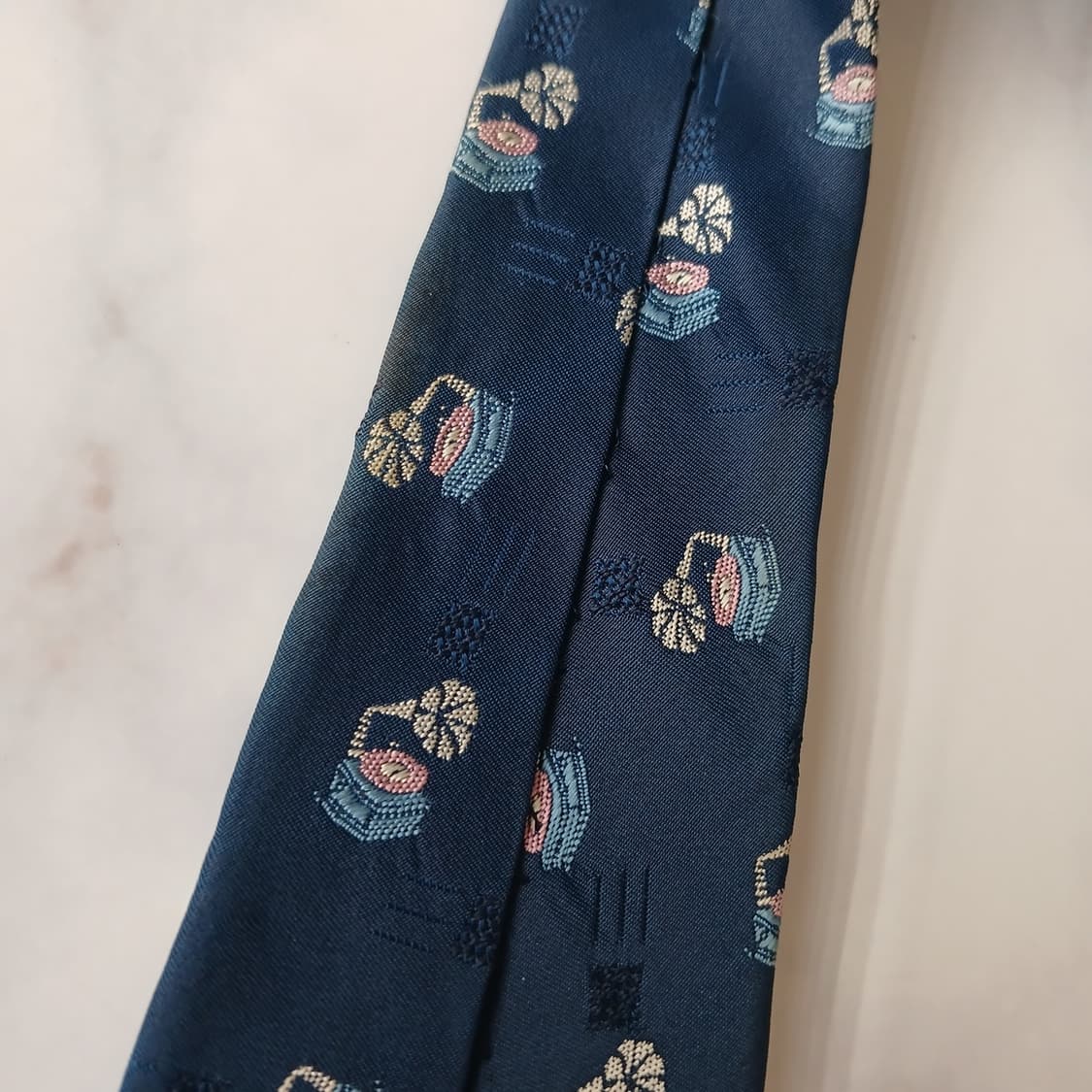 지방시 실크 네이비 플라워 엠블럼 넥타이 10cm B등급 A18912
 상품이미지8