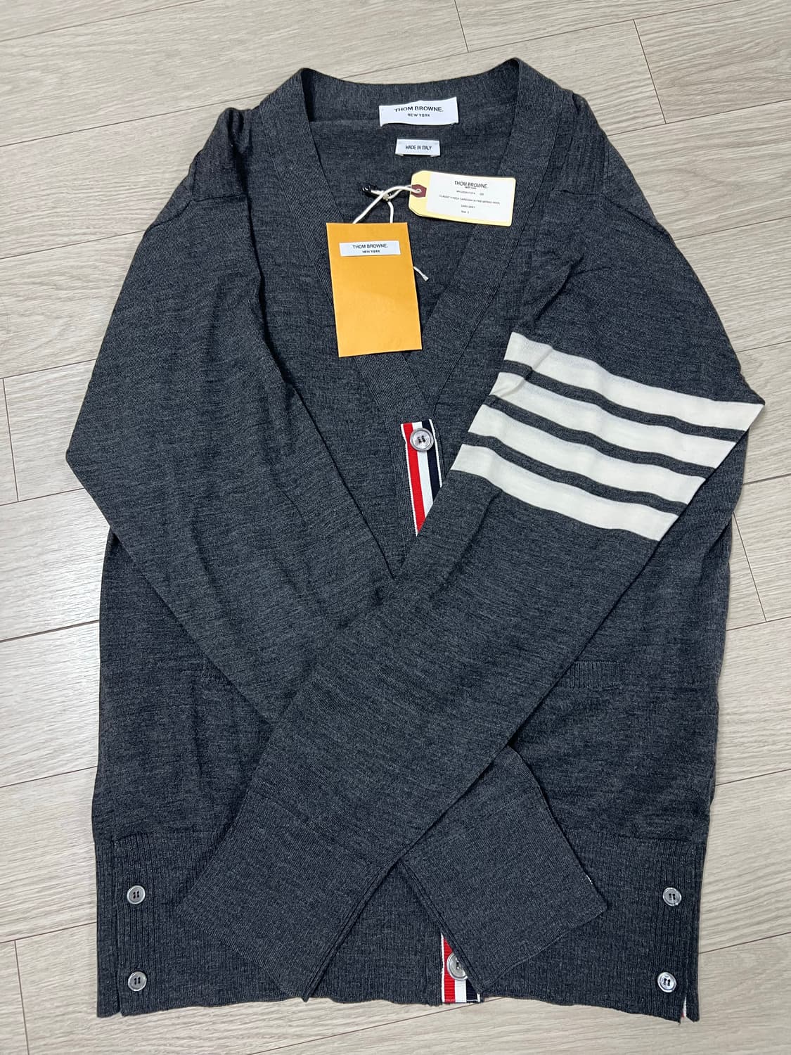 톰브라운 4바 가디건 MKC002A 사이즈3 /택 보유 /상태 A급 상품이미지1