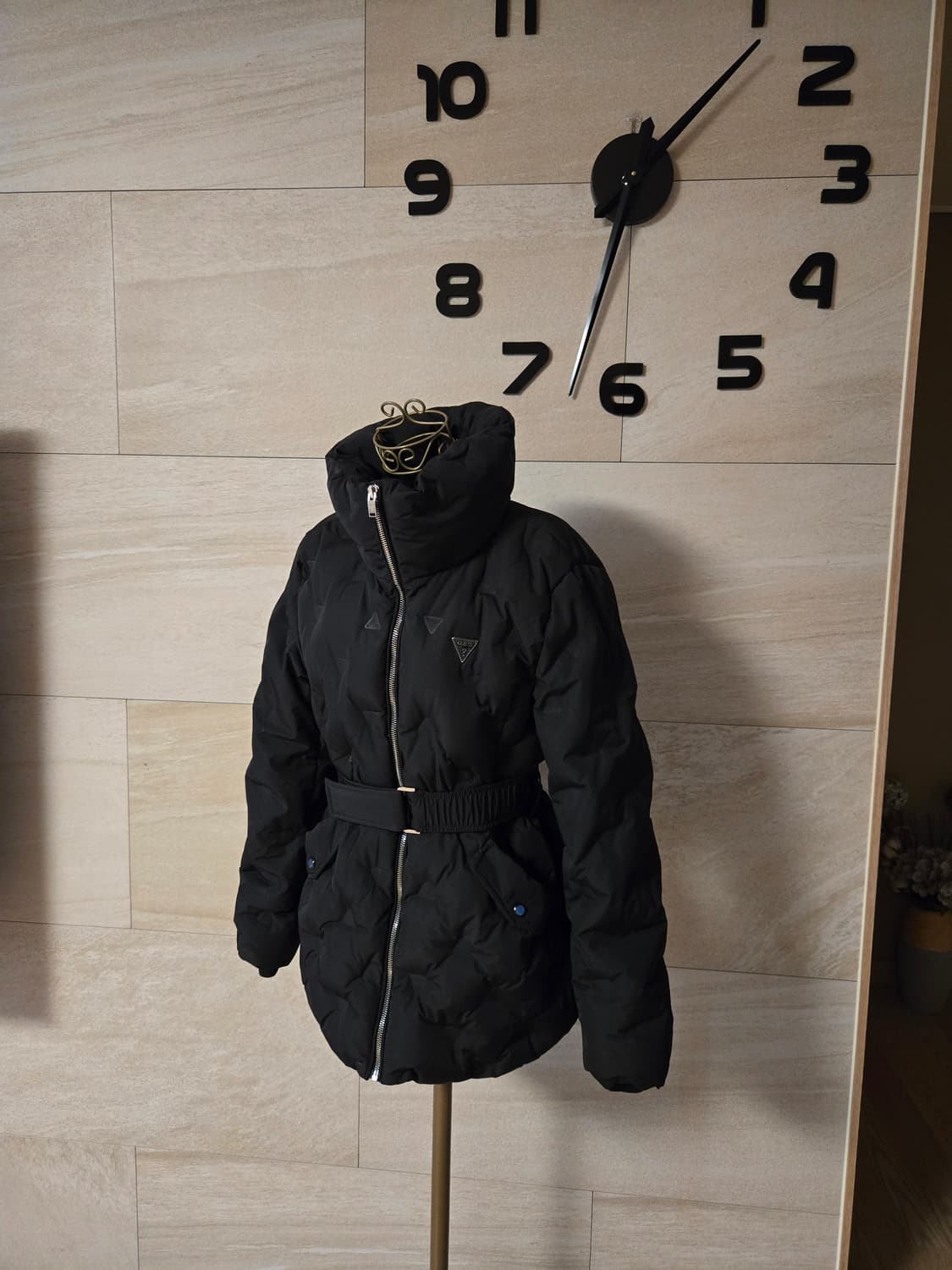 [m] GUESS 게스 벨트 덕다운 패딩 2023 상품이미지3