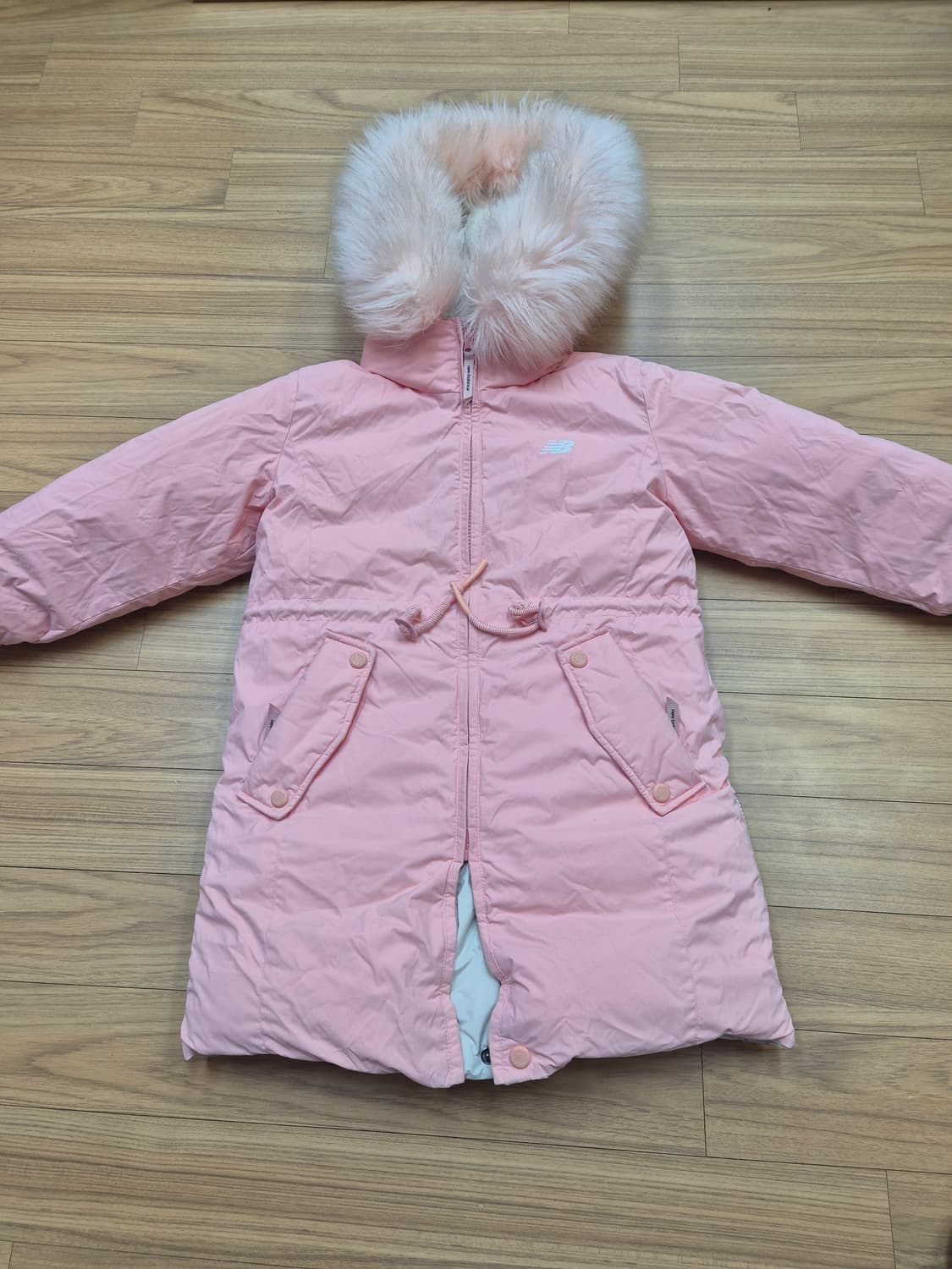 뉴발란스 여아 롱패딩 130사이즈입니다. 솜털 80%, 깃털 20% 충전 상품이미지4