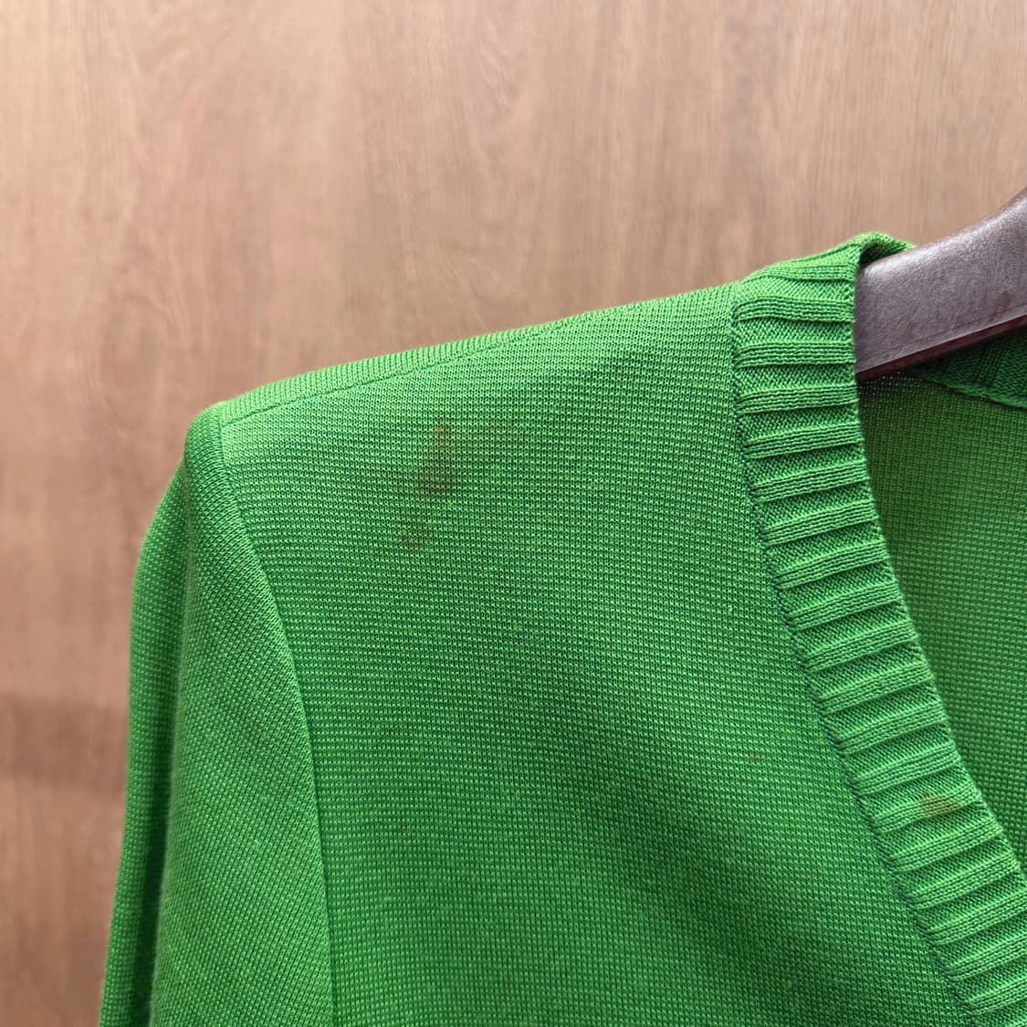 입생로랑 브이넥 니트 가디건 패치 포켓 디테일 레귤러핏 그린 상품이미지9