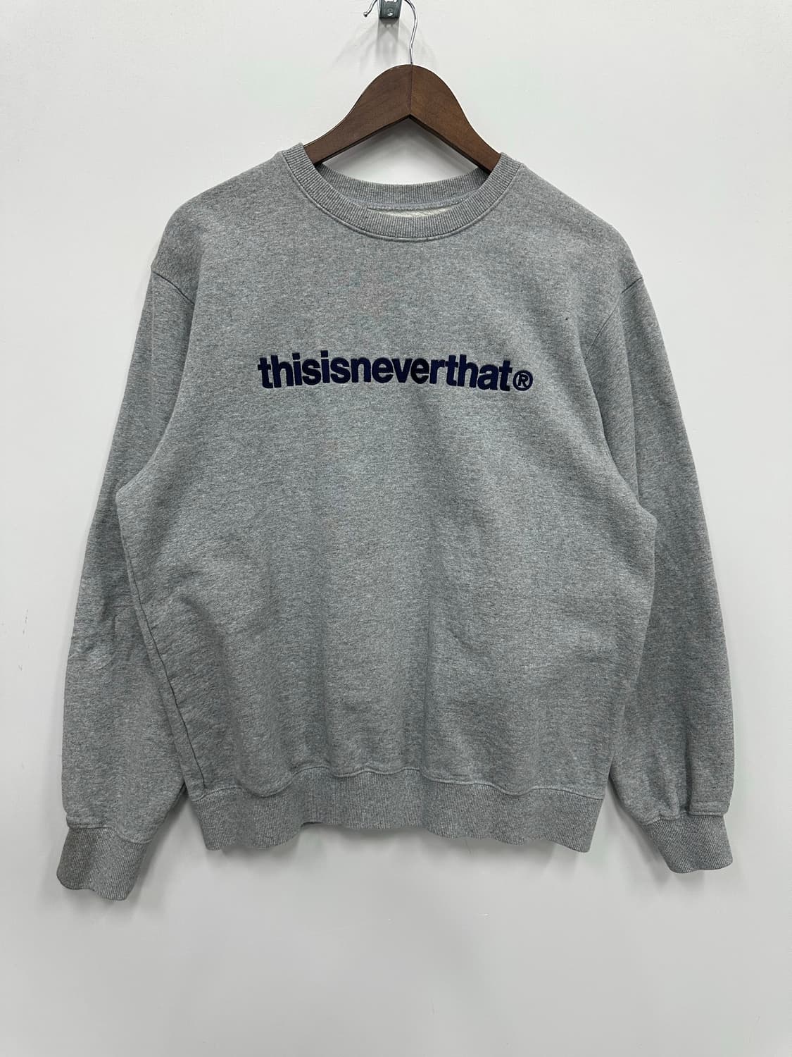 디스이즈네버댓 그레이 맨투맨  상품이미지1