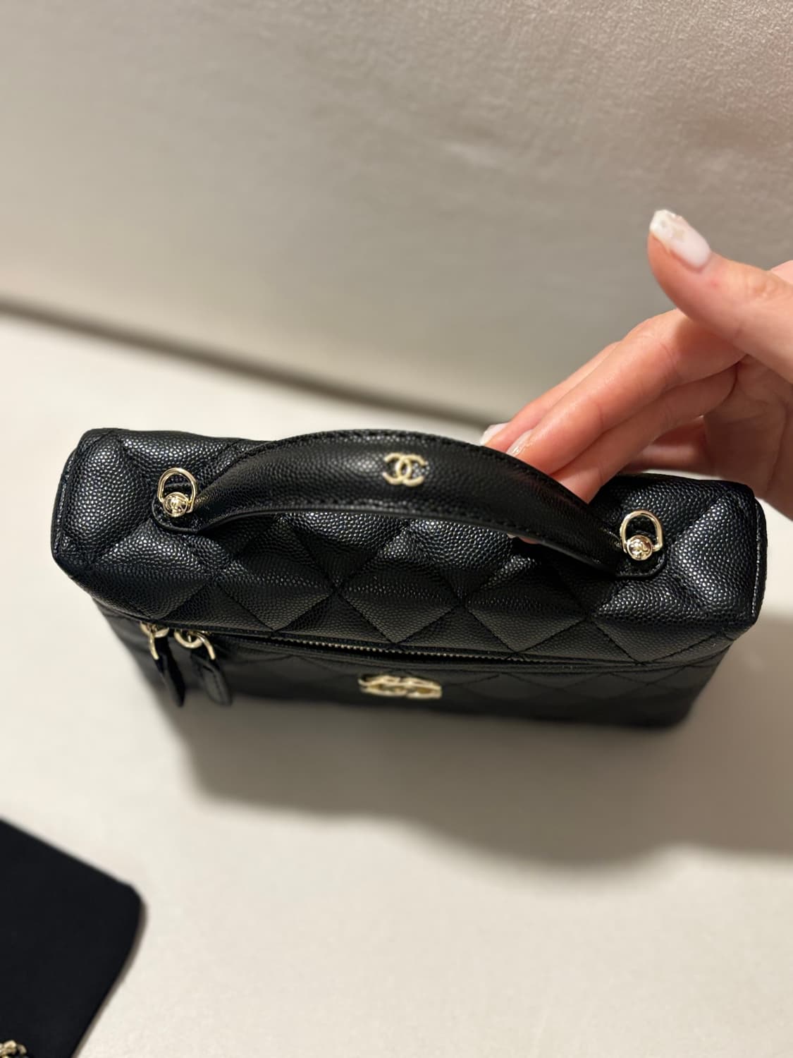 샤넬 베니티 탑핸들백 블랙 금장 미니백 (새상품) 상품이미지3