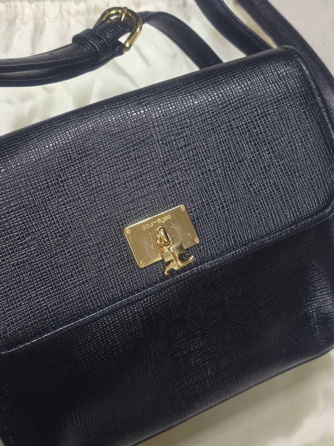 꾸레쥬 블랙 레더 금장 숄더백  상품이미지3