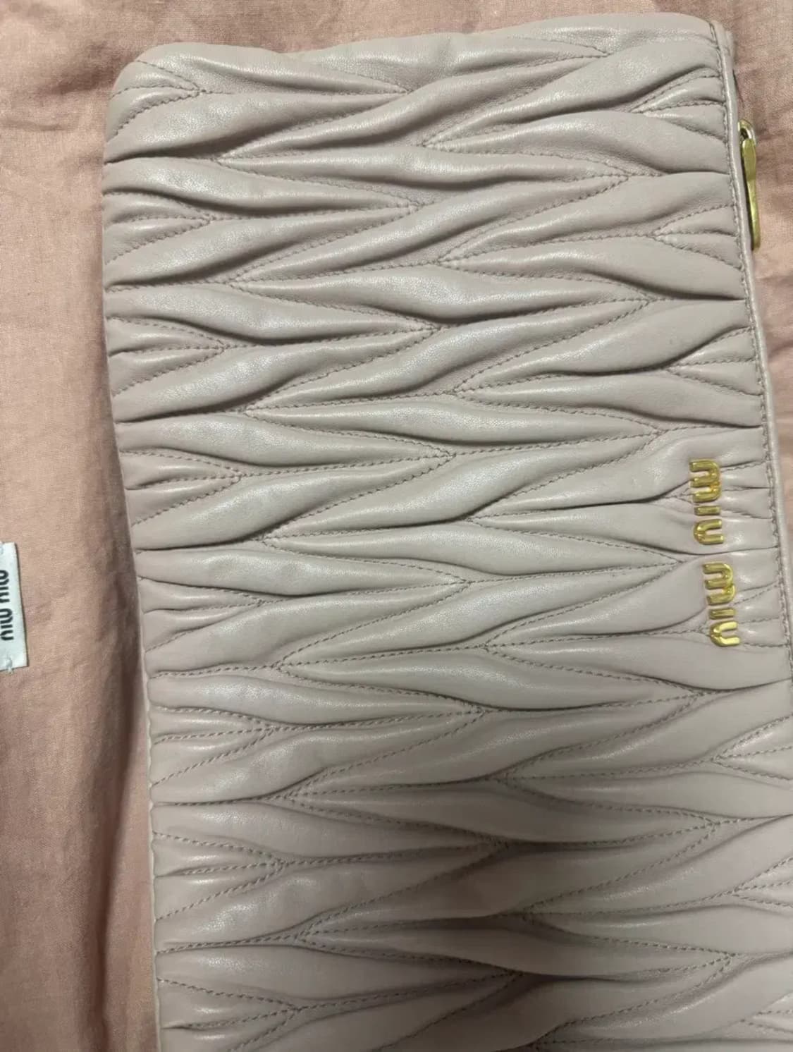 정품 미우미우 클러치백 핑크우유(큰사이즈) 상품이미지1