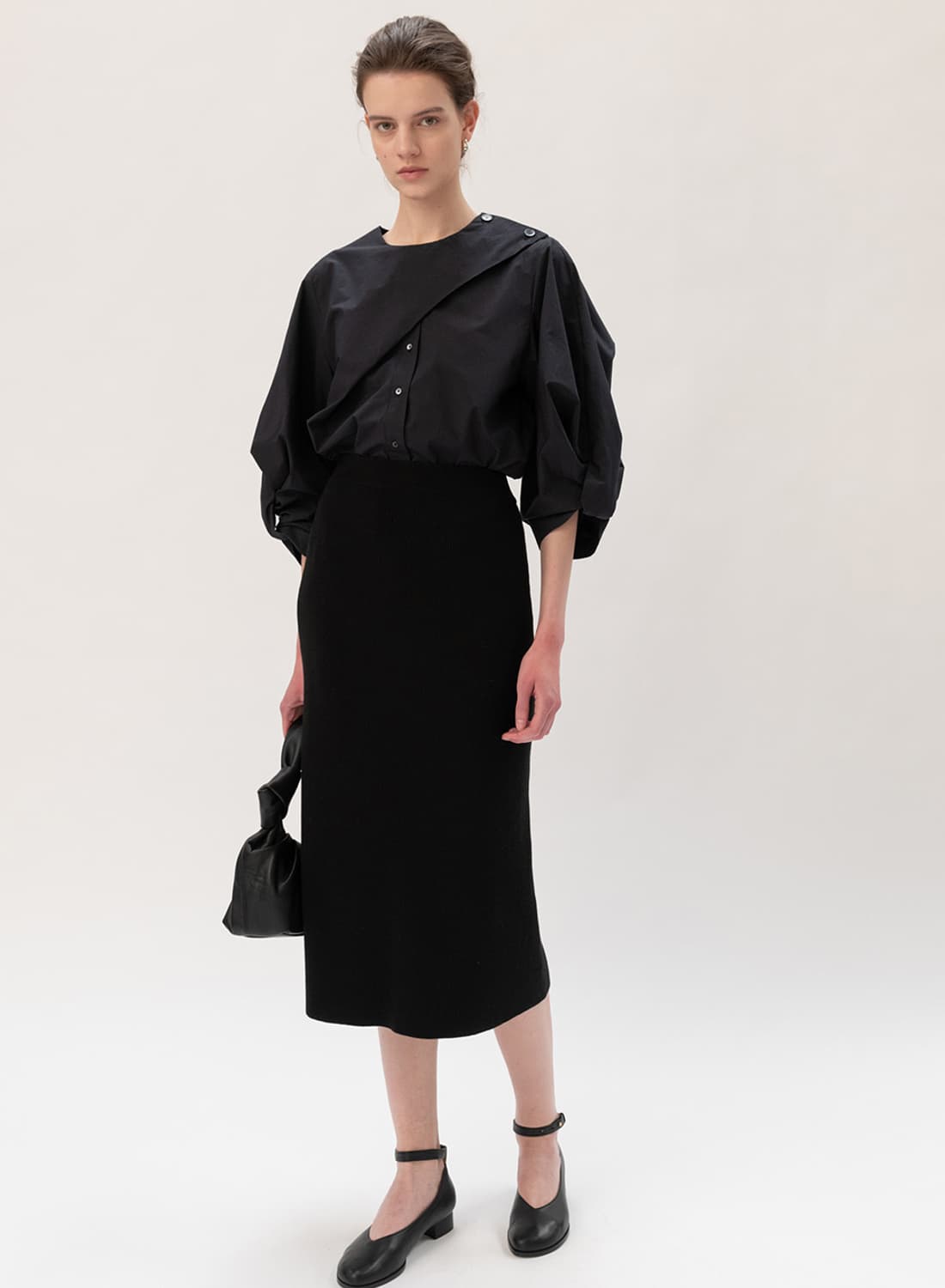 킨더살몬 트위스트 볼륨 블라우스 다크네이비 상품이미지4