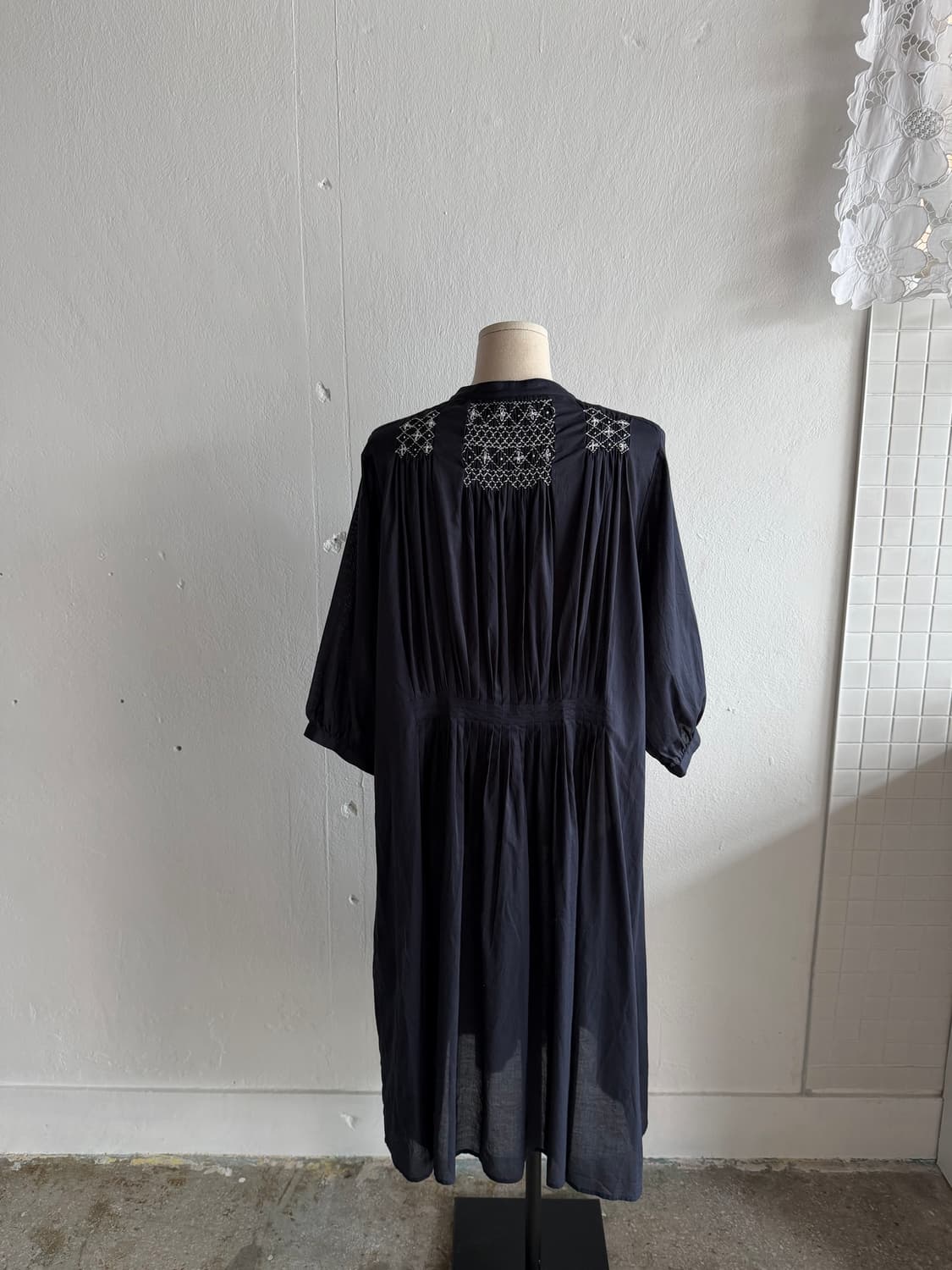ATELIER SIX 딥네이비 자수 로브원피스 상품이미지9