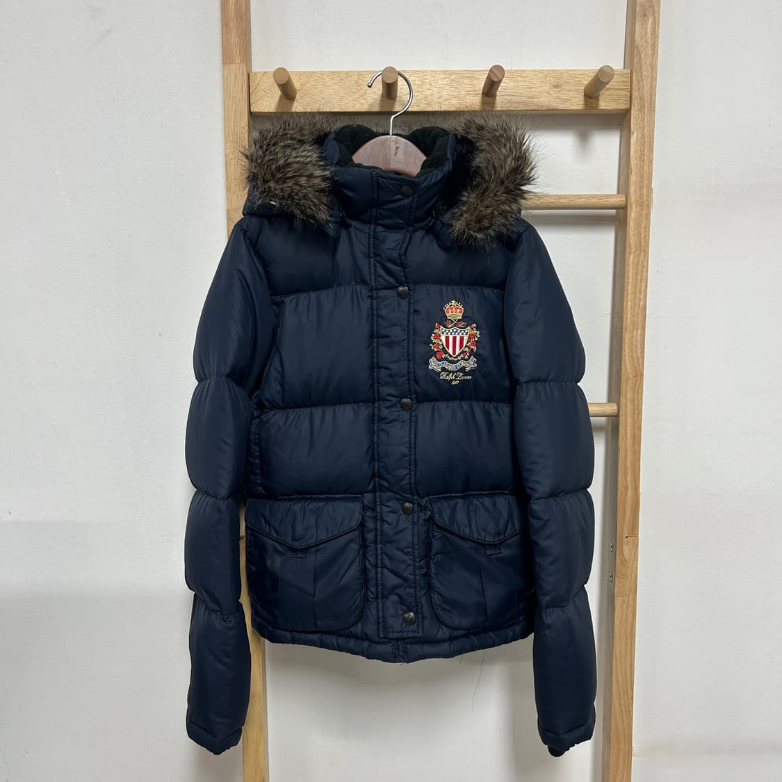 폴로 진스 자수로고 네이비 덕다운 후드 퍼 숏패딩 상품이미지2