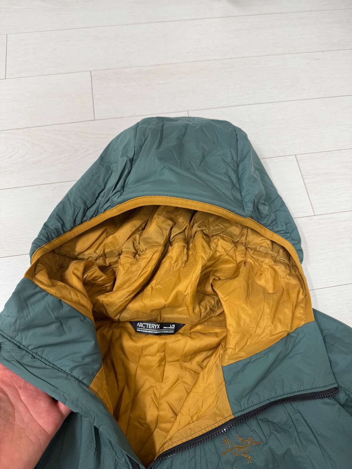 아크테릭스 아톰 후디 L 사이즈  상태 다 좋아요 마지막 사진 팔 뒤쪽  상품이미지3