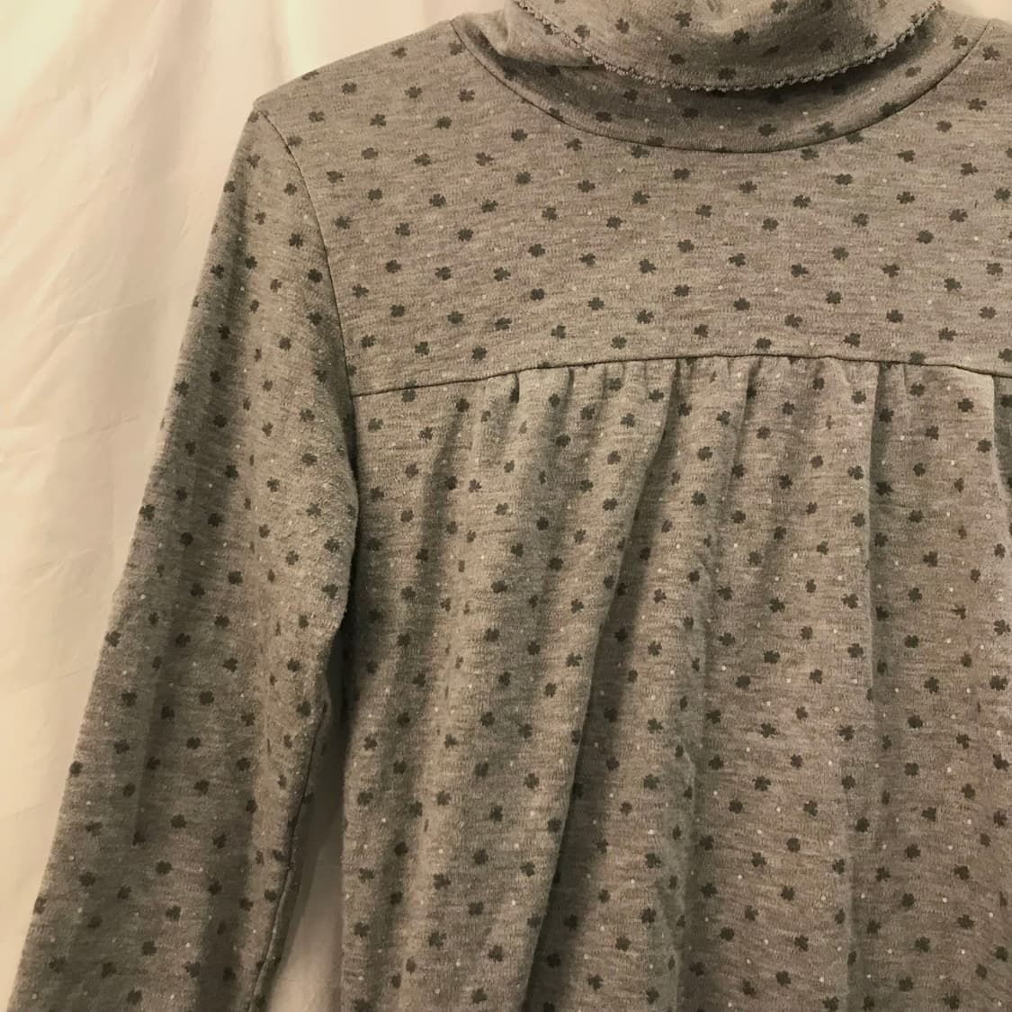 Theoria 세오리아 모리걸 네잎클로버 셔링 폴라티 상품이미지3