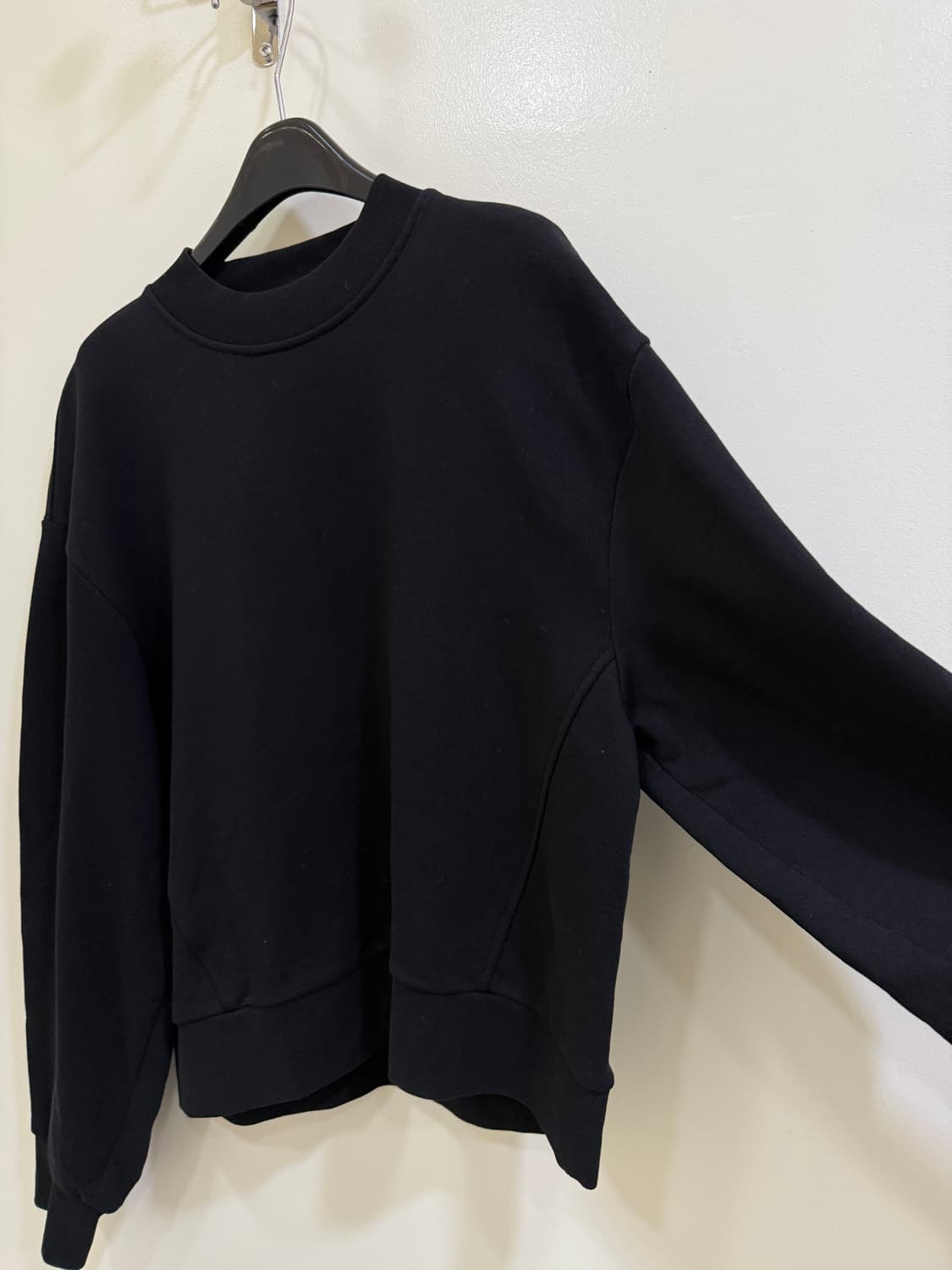 앤아더스토리즈 블랙 맨투맨 정품 상품이미지2