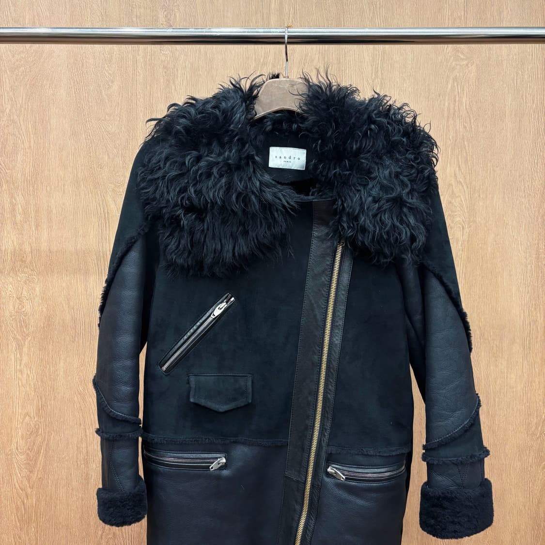 산드로 레더 무스탕 롱 자켓 넥 라인 퍼 트리밍 사선 지퍼 디테일 블랙 상품이미지4