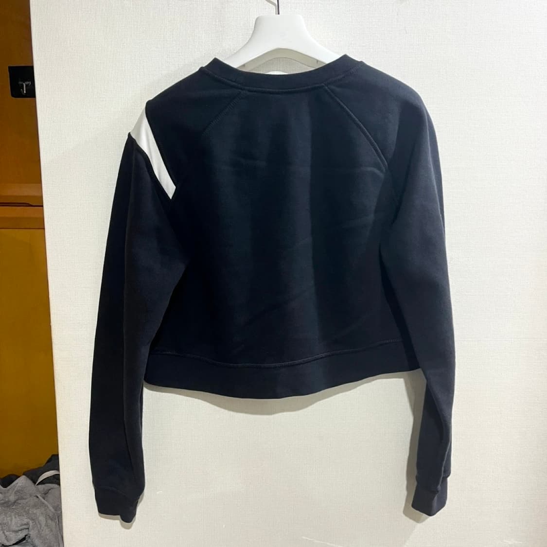 나이키 스우시 크롭 맨투맨 블랙 상품이미지4