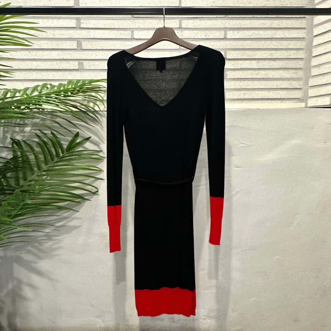 알렉산더 맥퀸 니트 원피스 브이넥 컬러 블럭 벨티드 디테일 블랙 레드 상품이미지3