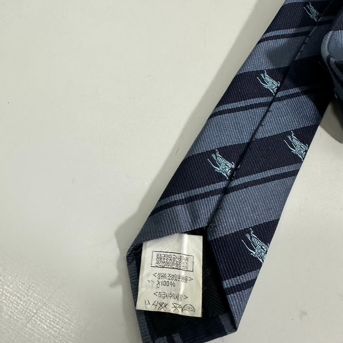 OS 버버리 런던 네이비 멀티로고 실크100% 넥타이 상품이미지2