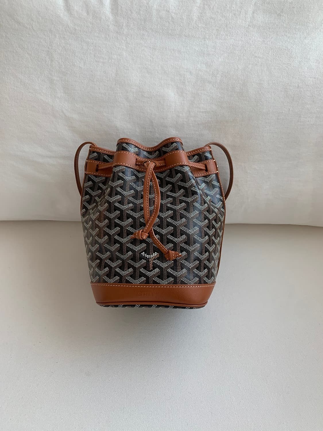 고야드 쁘띠플로 버킷백 블랙탄 상품이미지1