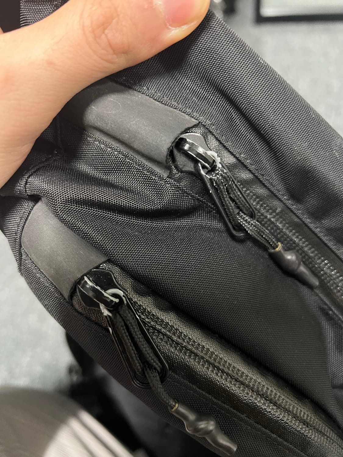 아크테릭스 퀴버 크로스바디 백 블랙 애쉬 상품이미지10